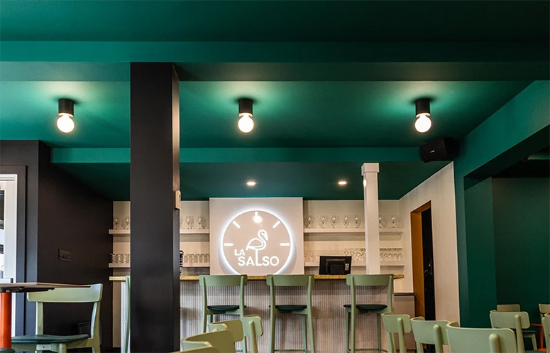 La Salso — vue du bar avec enseigne néon